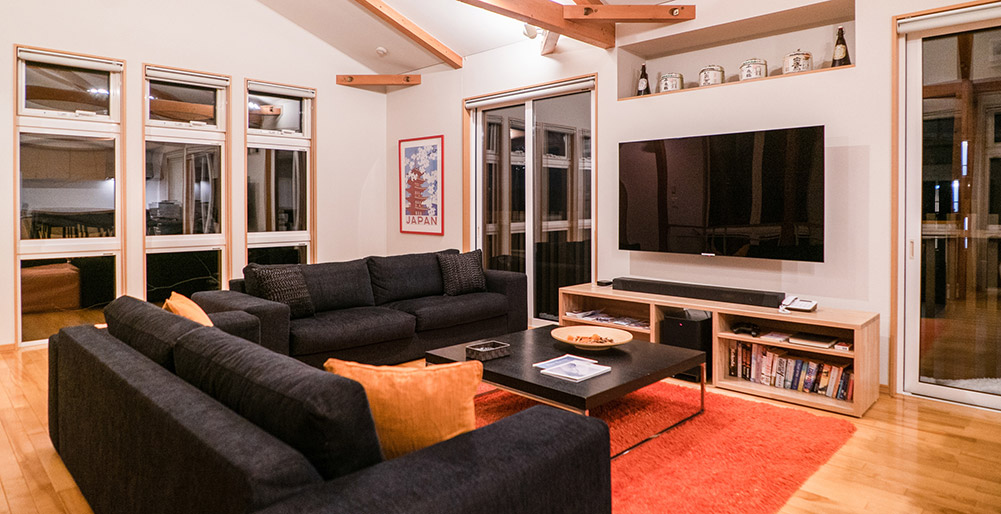 Casi67 East - Living room with flatscreen TV